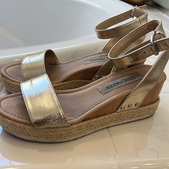 Gold sandal - Picture 3 of 3